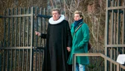 Pastor Stefan Book (Jan Fedder, l.) und Sabine (Margarita Broich) machen sich Sorgen um die jungen Eltern Winni und Paloma.
