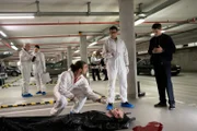 Ein erschossener junger Rechtsanwalt (Justin Hibbeler, M.) führt Kommissar Rico Sander (Benjamin Strecker, r.) und das SOKO-Team in ein undurchsichtiges Netz aus Verschwörungsideologien und deren Vertreter*innen. Spurensicherer Jan Arnaud (Mike Zaka Sommerfeldt, 2.v.r.) und Rechtsmediziner Dr. Benedikt Förster (Florian Wünsche, l.) sind sich sicher, dass hier ein geplanter Mord stattgefunden hat.