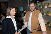 Erik (Patrick Heinrich) erhält von Matilda (Anna-Katharina Fecher) unerwartet Unterstützung bei der Vorbereitung.