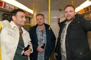 Erik ist auf der Suche, wird aber von seinen Freunden Nihat und Paul im Unklaren gelassen.