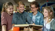 Mia, Benny und Alice zeigen Johannes (2.v.l.) im HQ das legendäre Pfefferkörner-Buch.