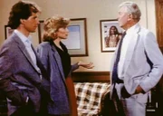Dr. Phillip Eagan (Parker Stevenson) trifft sich mit Matlock (Andy Griffith, re.) und Charlene (Linda Purl, Mi.).