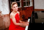 Constanze Engelbrecht (Elvira Plummer).