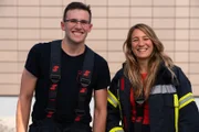 Tim erfüllt Jasmina einen Kindheitstraum: Sie durfte bei der Berufsfeuerwehr Hagen in voller Montur die Feuerwehrstange runterrutschen.