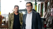 Finn (Sven Martinek, l.) und Lars (Ingo Naujoks, r.) sind auf der Suche nach Simone Torwald.