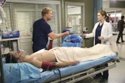 April (Sarah Drew, r.) ist der Meinung, dass Owen (Kevin McKidd, l.) nach Cristinas Kündigung dringend einen guten Freund braucht. Sie lässt sich von ihrer Idee nicht abbringen ...