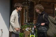 Lennart Neumüller (Jonas Kaufmann, r.) möchte, dass sein Bruder Vinzent (Tom Böttcher, l.) sich mehr um sein eigenes Leben kümmert.