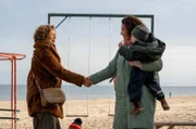 Die Tagesmutter (Ulrike Röseberg) vertraut Patrizia (Marion Kracht) ihr Tageskind Jesper an.