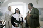Zur Klärung des Mordfalls recherchiert Cop Korbinian Hofer (Joseph Hannesschläger) rein dienstlich natürlich auch in der Klosterküche bei Schwester Philomena (Christiane Blumhoff, mi.) und Schwester Daniela (Susanne Kellermann).
