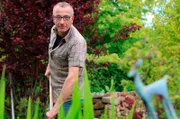Hobbygärtner Jürgen Mees in seinem Ziergarten