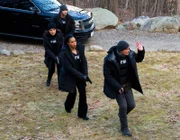 (v.l.n.r.) Kenny Crosby (Kellan Lutz); Hana Gibson (Keisha Castle-Hughes); Sheryll Barnes (Roxy Sternberg); Jess LaCroix (Julian McMahon).