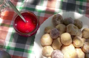 Runzelkartoffeln mit Salzkruste, die sogenannten Papas arrugadas, mit Mojo rojo