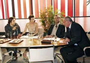 Bruno ist stolz, dass sein spontaner Einwurf Friedrich veranlasst, Nora mit einer besseren und im Kampf gegen Sophie wirksameren Aufgabe zu betrauen.  v.l.n.r.: Bruno (Tim Sander), Nora (Julia Malik), Hugo (Hubertus Regout), Friedrich (Wilhelm Manske)