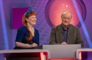 Entertainerin Enie van de Meiklokjes und Comedian Bodo Bach sind ein eingespieltes Rateteam beim Wissensquiz 'Meister des Alltags'. Gemeinsam stellen sie sich den kniffeligen Fragen aus dem prallen Leben.