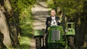 Moderator Georg Ried auf einem Oldtimer-Traktor in Marktoberdorf.