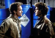 Jonathan (Michael Landon, r.) zeigt dem Landwirt Tom Kifer (Josh Clark, l.), dass er mit seinen Methoden zur Schädlingsbekämpfung die Umwelt verseucht.