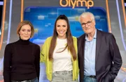 Moderatorin Esther Sedlaczek (M.) mit den Kandidaten des Teams "Liebe": Julia Schütze (l.) und Sky du Mont (r.)