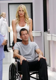 Mike (James Denton, vorne) versteht sich prächtig mit Edie (Nicolette Sheridan, hinten), was Susan überhaupt nicht gefällt. Sie will sich wehren