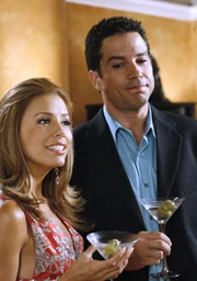 Während Carlos eine Nacht mit einer gewissen Trichelle verbringt, macht es sich Gabrielle (Eva Longoria) mit Phil Lopez (Marco Sanchez) gemütlich.