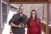 Die Hauskäufer Sean und Alesha und ihr Diensthund Bandit sind auf der Suche nach einem Haus, in dem sie in Canton, North Carolina, eine Familie gründen können, wie in der HGTV-Sendung Mountain Life zu sehen ist.
