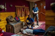 Ein Wochenendausflug auf dem Neckar entpuppt sich für Rechtsmediziner Dr. Benedikt Förster (Florian Wünsche, M.) und Kollegen als Kriminalfall: Ein Passagier wird tot in einer Kajüte des Ausflugsschiff aufgefunden. Matrose Sören Maiwald (David Bredin, r.) hat die Leiche gefunden, bestreitet aber jegliche Beziehungen zu dem Toten.