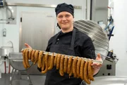 Die heutige Gastgeberin Eva ist Fleischermeisterin und Chefin in der hofeigenen, gläsernen Metzgerei.
