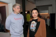 Moritz (Lennart Borchert) kann seine Neugier wegen Katrins Besuch bei Emily (Anne Menden) nur schwer zurückhalten.
