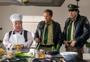 Hubert (Christian Tramitz, Mitte) und Staller (Helmfried von Lüttichau, rechts) konfrontieren Kunkel (Hans Peter Luppa, links) mit ihrem Verdacht, er habe den Ladyboy Megan wegen unerwiderter Liebe umgebracht und einen Unfall vorgetäuscht.