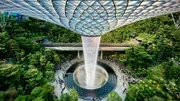 Der höchste Indoor-Wasserfall der Welt im spektakulären Neubau „The Pearl“ in Singapur