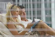 Mike (James Denton, r.) ist aus dem Koma erwacht, kann sich aber an keine Ereignisse der letzten zwei Jahre erinnern. Edie (Nicolette Sheridan, l.) nutzt die Gelegenheit um ihn neue Erinnerungen einzuflüstern ...