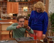 Sean Giambrone und Wendi McLendon-Covey.