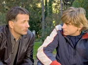 Achim legt in seiner plötzlichen Vaterrolle wenig Feingefühl an den Tag. Roland Heilmann (Thomas Rühmann, links) schafft es mit einem klärenden Gespräch, Sebastian (Steve Wrzesniowski) dazu zu bringen, in Leipzig zu bleiben.