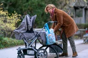 Patrizia "besorgt" einen Kinderwagen für Jesper.