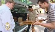 SĂźkrĂź Pehlivan (Mitte) eilt den beiden BrĂźdern zur Hiilfe, da er schon oft bewiesen hat, dass er nicht nur TrĂśdeln, sondern auch trĂśsten kann...