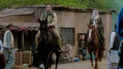 Catherine (Michelle Borth, r.) reist mit Steve (Alex O'Loughlin, l.) nach Afghanistan, um einem alten Freund, der ihr zweimal das Leben gerettet hat zu helfen, da sein Sohn von den Taliban verschleppt wurde ...