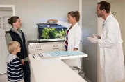 Nora Kaminski (Tanja Wedhorn) und Dr. Richard Freese (Stephan Kampwirth) bekommen Probleme mit Frau Wiek  (Anja Haverland, li.). Daraufhin entsorgt Nora das Handy der verärgerten Mutter im Aquarium