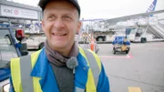 Der Schlepperfahrer Steffen Meilinger auf dem Frankfurter Flughafen.