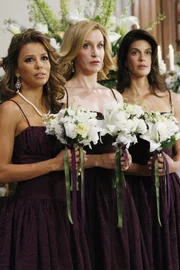 Obwohl Gabrielle (Eva Longoria, l.), Lynette (Felicity Hiffman, M.) und Susan (Teri Hatcher, r.) Zweifel hegen, was Orson's Vergangenheit betrifft, beschließen sie, Bree's Entscheidung zu akzeptieren und ihr als Brautjungfern zur Seite zu stehen ...