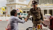 Bäckström (Kjell Bergqvist) trifft einen thailändischen Polizeikollegen.