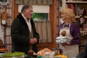 L-R: Ben 'Pop-Pop' Goldberg (udd Hirsch) and Beverly Goldberg (Wendi McLendon-Covey)