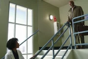 Richard (James Pickens Jr., r.) sorgt sich um Maggie (Kelly McCreary, l.) und möchte die frostige Stimmung zwischen ihr und Meredith auftauen ...