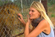 Die Malerin und ehemalige Mitarbeiterin Annika bei den Löwen-Brüdern Zion und Trust.