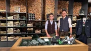 Dominik Glöbl (links) mit Franz Grasegger vom Trachten- und Modehaus Grasegger.