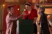 Als der fliegende Verkäufer Chester Creb (Neil Patrick Harris) ins Camp kommt, sind Eve (Erika Ervin) und Paul (Mat Fraser) sofort von seinen Waren begeistert.