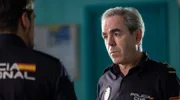 Polizeichef Enzo Domingo-Juarez (Oscar Ortega Sánchez, re.) ist wie gewöhnlich streng mit seinem Neffen Alvaro Krupp Casado (Félix Herzog, li.).