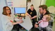 Lavinia und Tim beim Kontrolltermin mit Frauenärztin Andresen