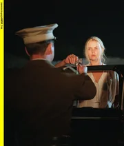 Nelly Kroeger-Mann (Veronica Ferres), die junge Frau von Heinrich Mann, wird von einem amerikanischen Verkehrspolizisten mit Alkohol am Steuer erwischt. Vor Scham versucht sie spaeter, sich das Leben zu nehmen.