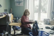 Judith Kovacic (Laura Tonke) stellt im Zimmer ihres toten Sohnes die Unordnung wieder her, die sie zuvor beseitigt hatte - als es an der Haustür klingelt.