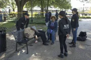 Tod auf der Parkbank: Unteroffizier Michael Thompson (Onye Eme-Akwari, 2.v.l.) wird tot in einem Park von New Orleans aufgefunden. Das NCIS-Team um Special Agent Pride (Scott Bakula, l.), Dr. Loretta Wade (CCH Pounder, M.), Sonja Percy (Shalita Grant, 2.v.l.) und Tammy Gregorio (Vanessa Ferlito, r.) glaubt, dass eine Bande von obdachlosen Kindern hinter dem Mord stecken könnte ...