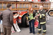 Jacob Hill (Chris Perfetti, l.), Melissa Schemmenti (Lisa Ann Walter, vorne, m.), Firefighter (Jessie Prez, vorne, r.)
